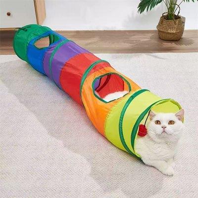 chat allongé dans Tunnel pour chat coloré