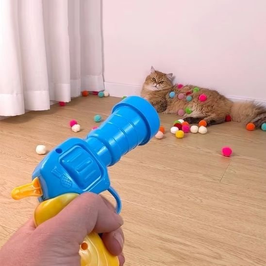 Jouet pour chat pistolet à pompons et balles| Interactif - Chatjoue