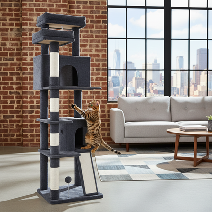 Arbre à chat dans loft avec chat Bengal