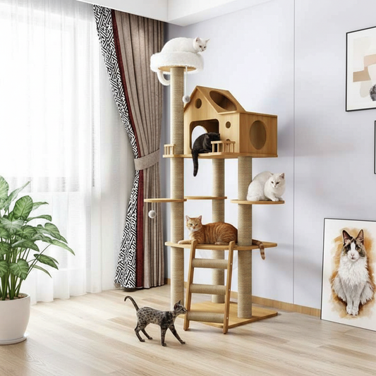 Arbre à chat en bois avec 4 chats