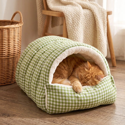 chat dort dans Panier pour Chat vert vichy dans salon