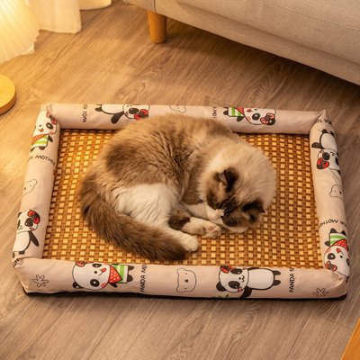 chat qui dort Tapis rafraichissant Chat près d'un canapé