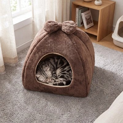chat tigré endormis dans Niche pour Chat marron au salon