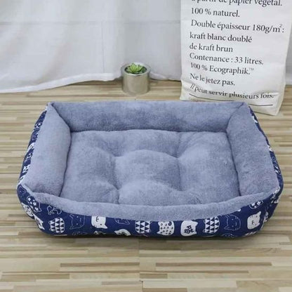 coussin chat bleu avec des têtes de chats