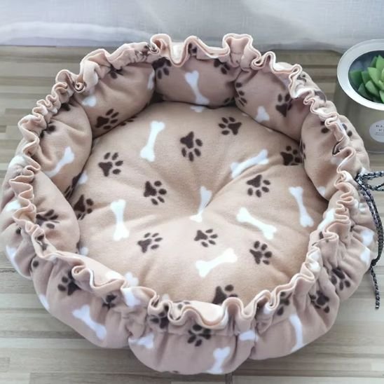 coussin chat marron avec des os et des pattes