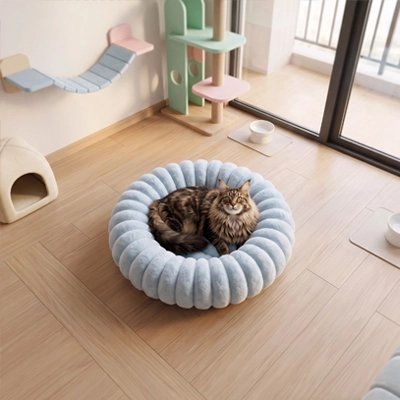 Coussin pour Chat dans salle de jeux et chat couché 