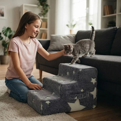 Escalier pour chat étoile chaton descend canapé avec aide fille 