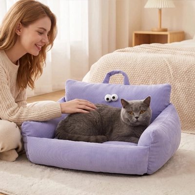 femme caresse un chat sur Canapé pour chat dans chambre