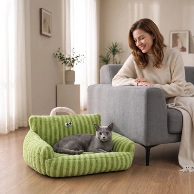 femme contemple félin couché sur Canapé pour chat dans salon