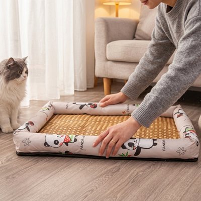 femme installe Tapis rafraichissant Chat pour chat angora 