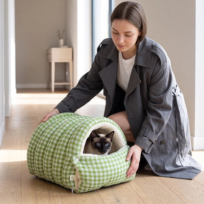 femme pose Panier pour Chat vert  avec chat au sol