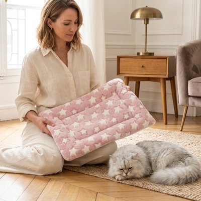 femme tenant Tapis Chat et chat couché à côté 