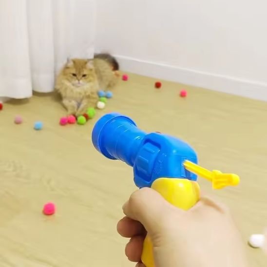 Jouet pour chat pistolet à pompons et balles| Interactif - Chatjoue