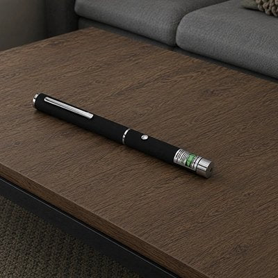 Laser pour chat posé sur une table basse