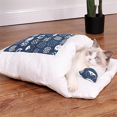 Lit pour chat avec décor de tête de chats