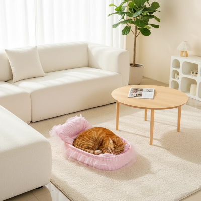 Lit princesse rose avec chat roux