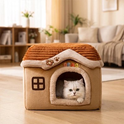 Maison pour chat marron dans salon chat blanc couché dedans
