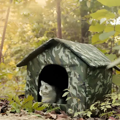 Niche exterieur pour chat discrète dans le jardin