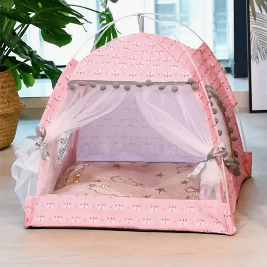 Niche pour chat possède des rideaux 