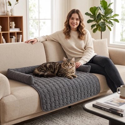 Protection canapé Chat avec chat dessus et femme assise canapé