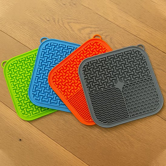 Tapis de léchage existe en 4 couleurs