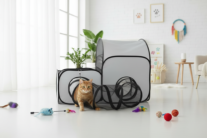 Tunnel gris pour chat dans une salle de jeux