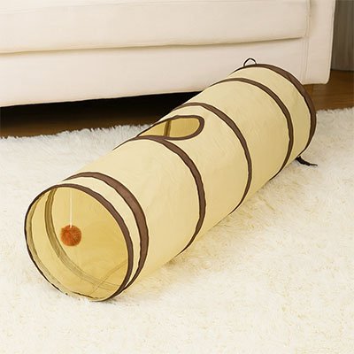 Tunnel pour chat beige posé sur un tapis blanc