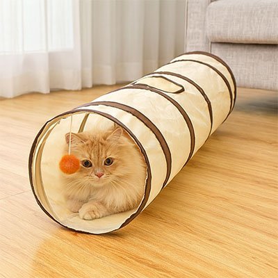 Tunnel pour chat biege et chat ciuché dedans